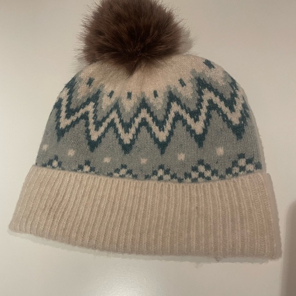 Woman’s hat with Pom Pom - Picture 2 of 3